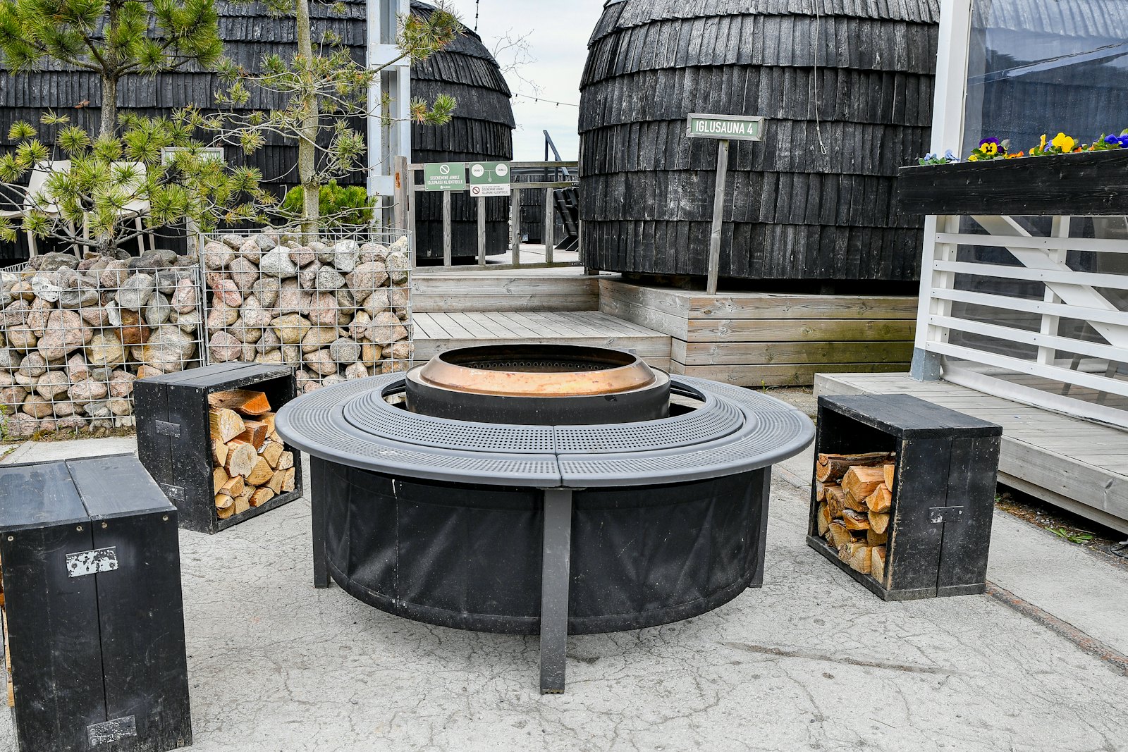 Outdoor fire pit with seating around it